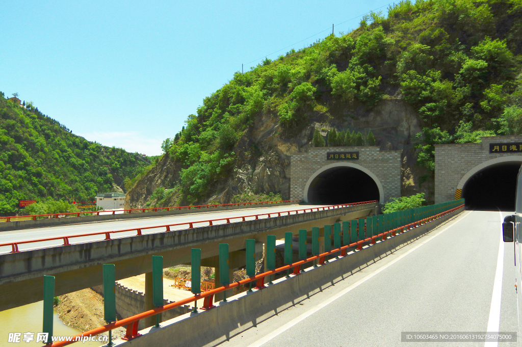 悬崖隧道 山岚风光