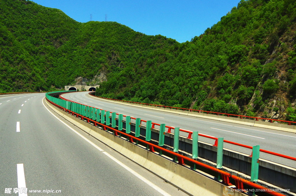 行车山水 高速路桥