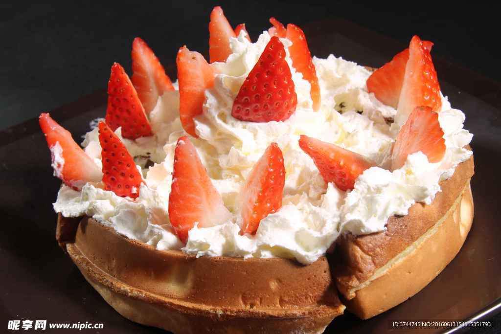 草莓奶油松饼