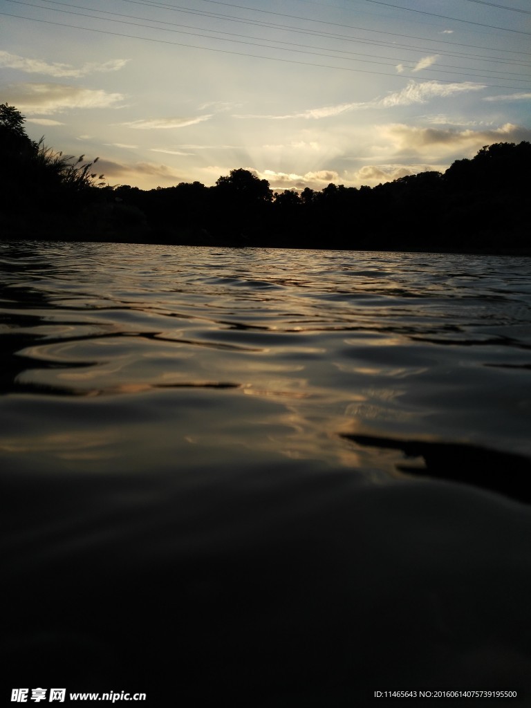 夕阳湖光山色