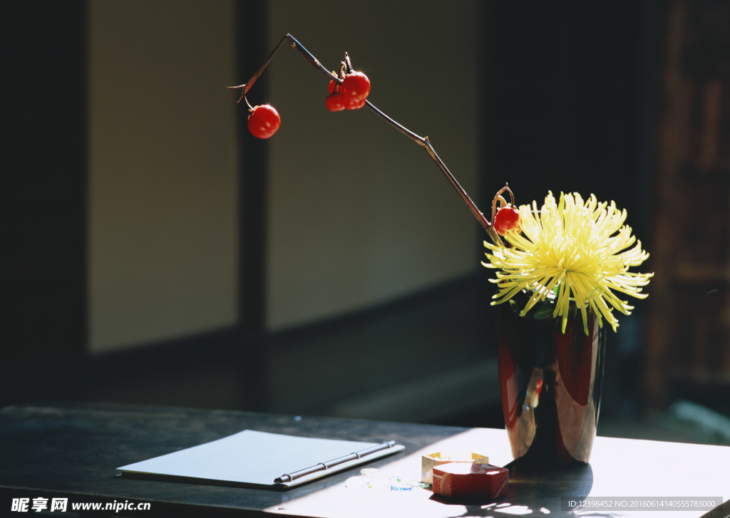 书桌上的鲜花与野果