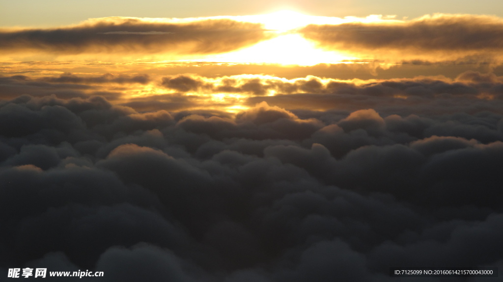 高空夕阳云层