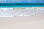 海水涨潮浪花拍打沙滩