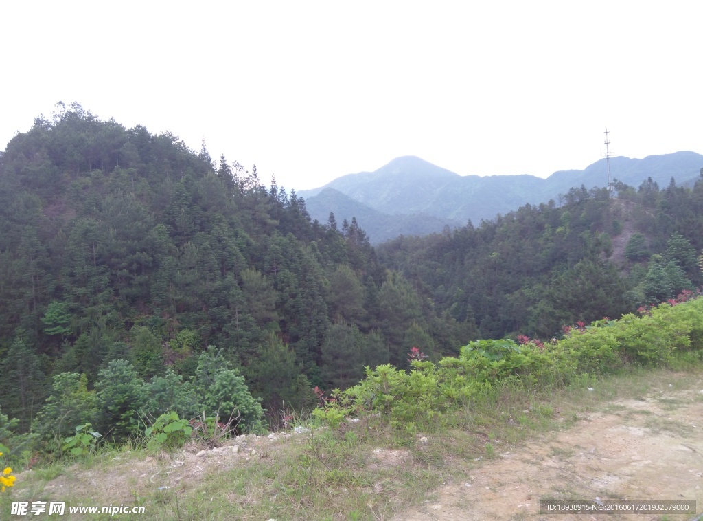 层层高山