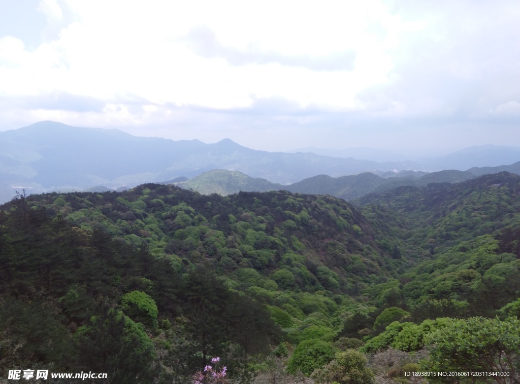 层层云雾山峰