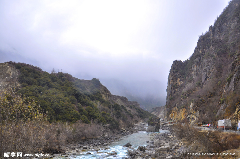小溪崇山峻岭