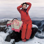 雪地里的红衣女郎
