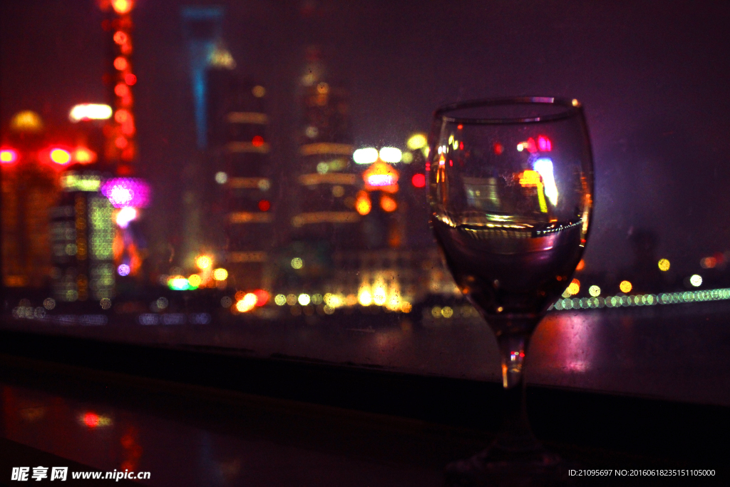 灯与酒杯