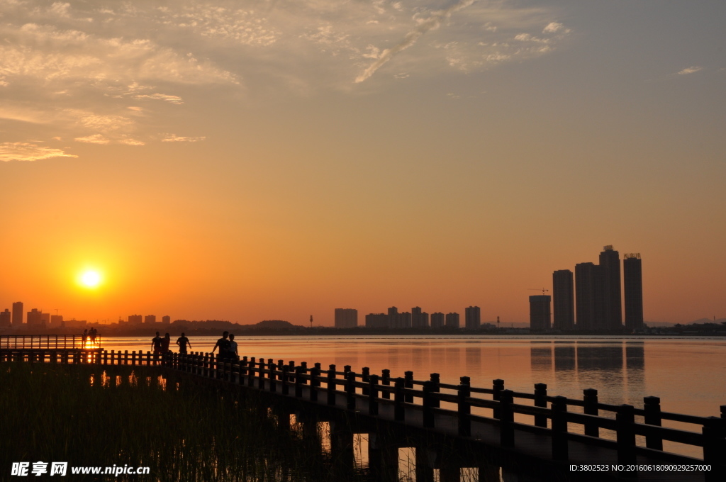 夕阳西下的松雅湖