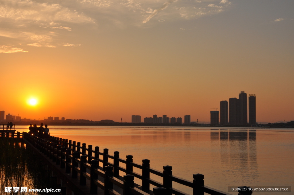 夕阳西下的松雅湖