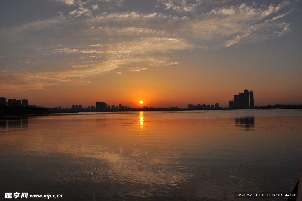 夕阳西下的松雅湖