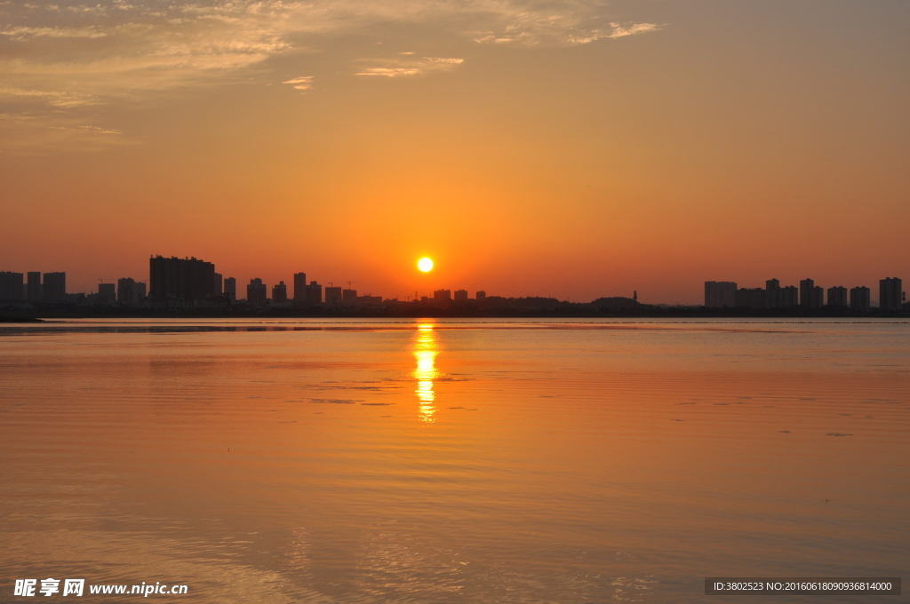 夕阳西下的松雅湖