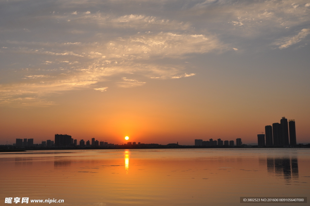 夕阳西下的松雅湖