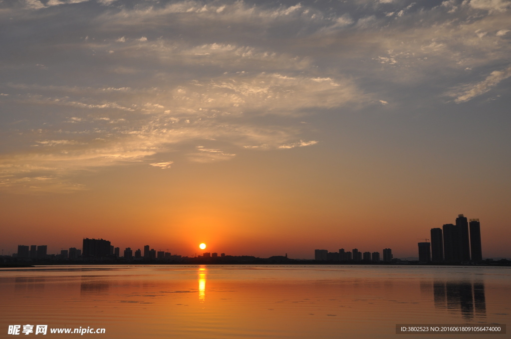 夕阳西下的松雅湖