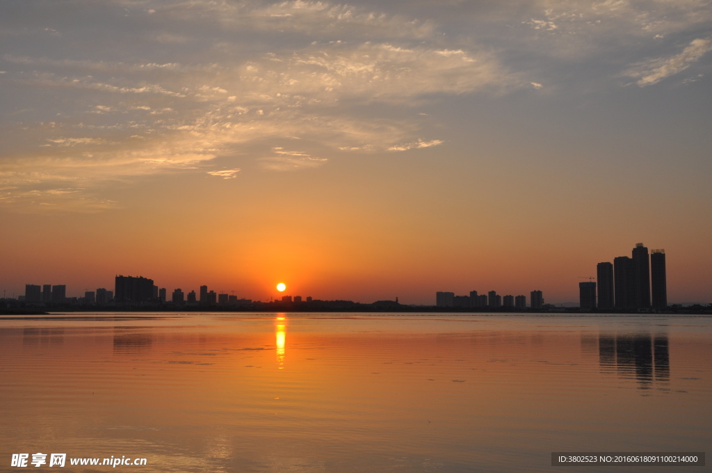 夕阳西下的松雅湖