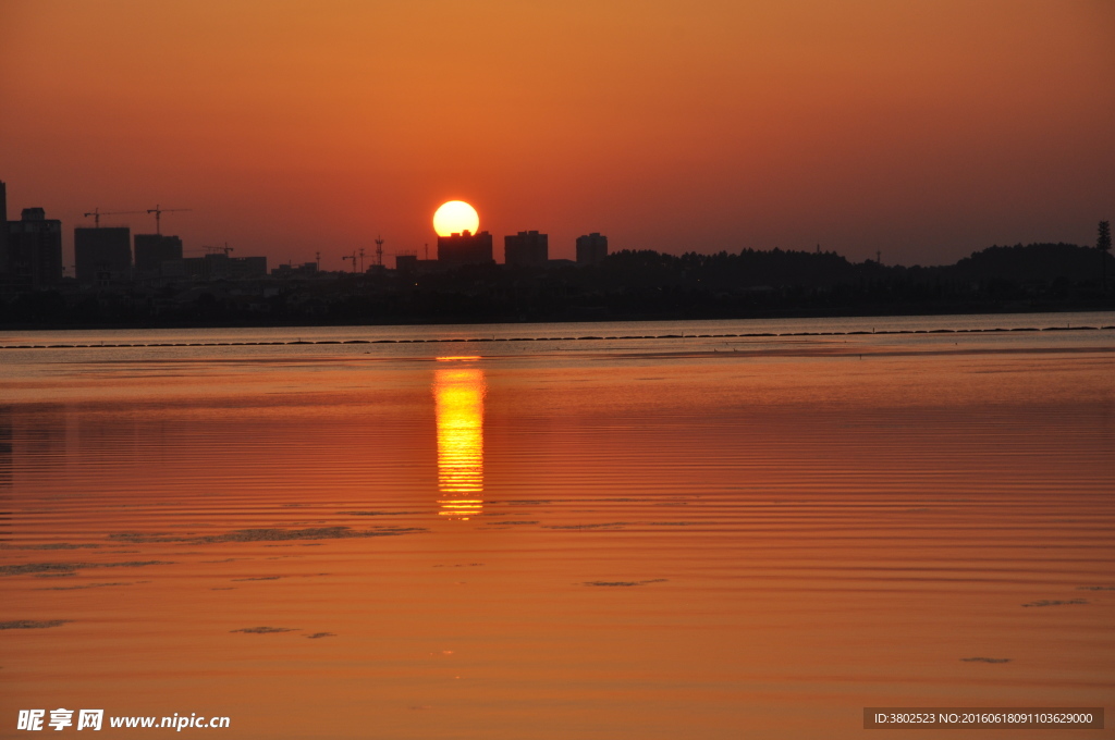 夕阳西下的松雅湖