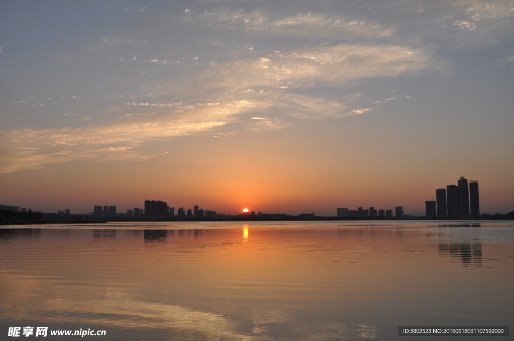 夕阳西下的松雅湖