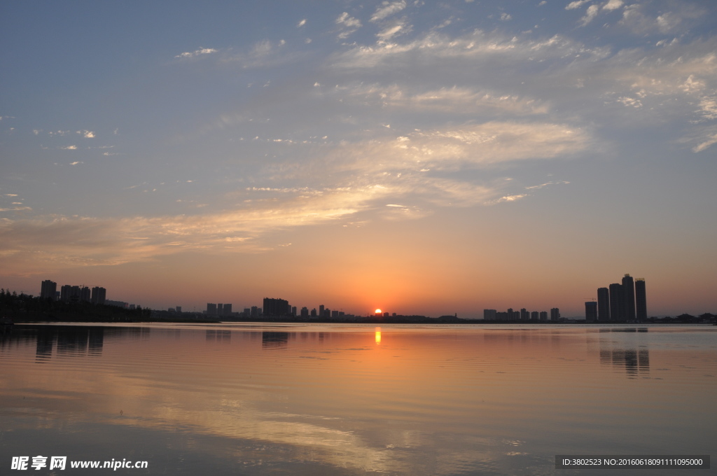 夕阳西下的松雅湖