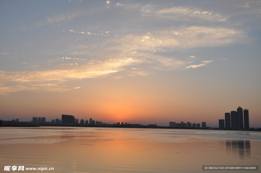 夕阳西下的松雅湖