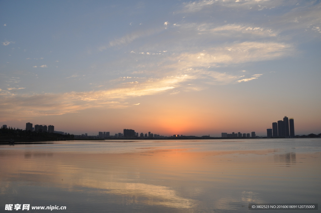 夕阳西下的松雅湖