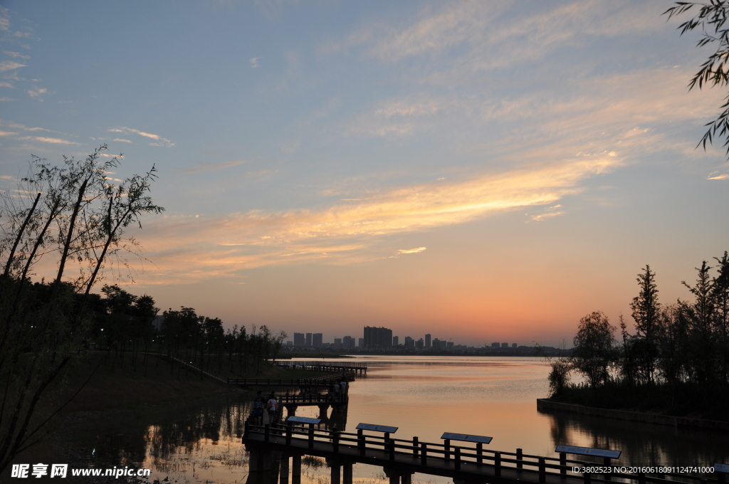 夜幕降临的松雅湖