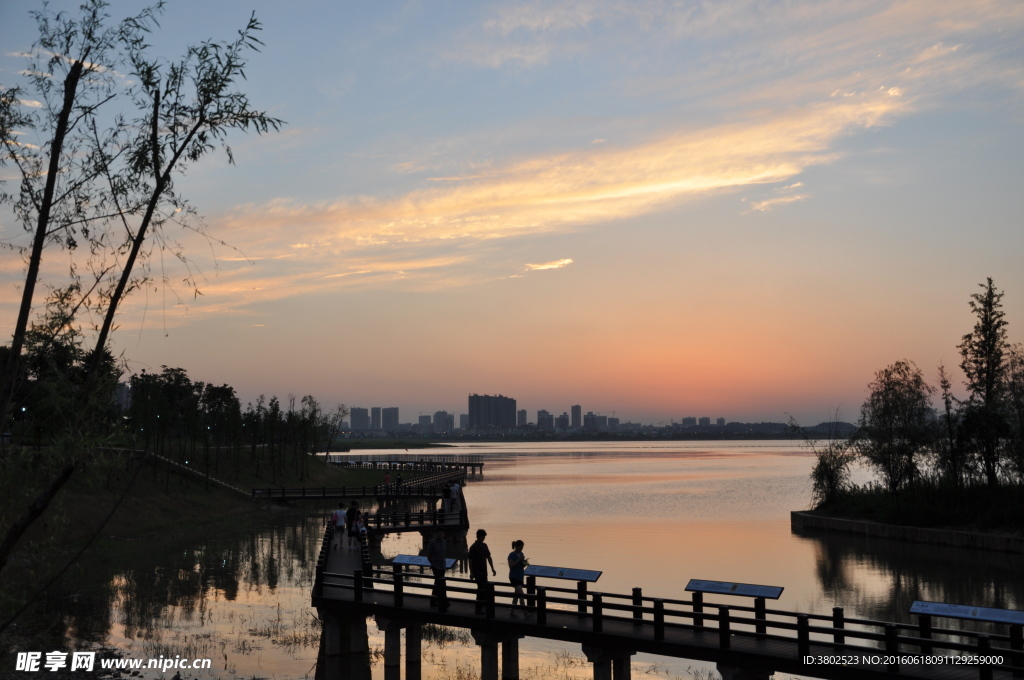 夜幕降临的松雅湖