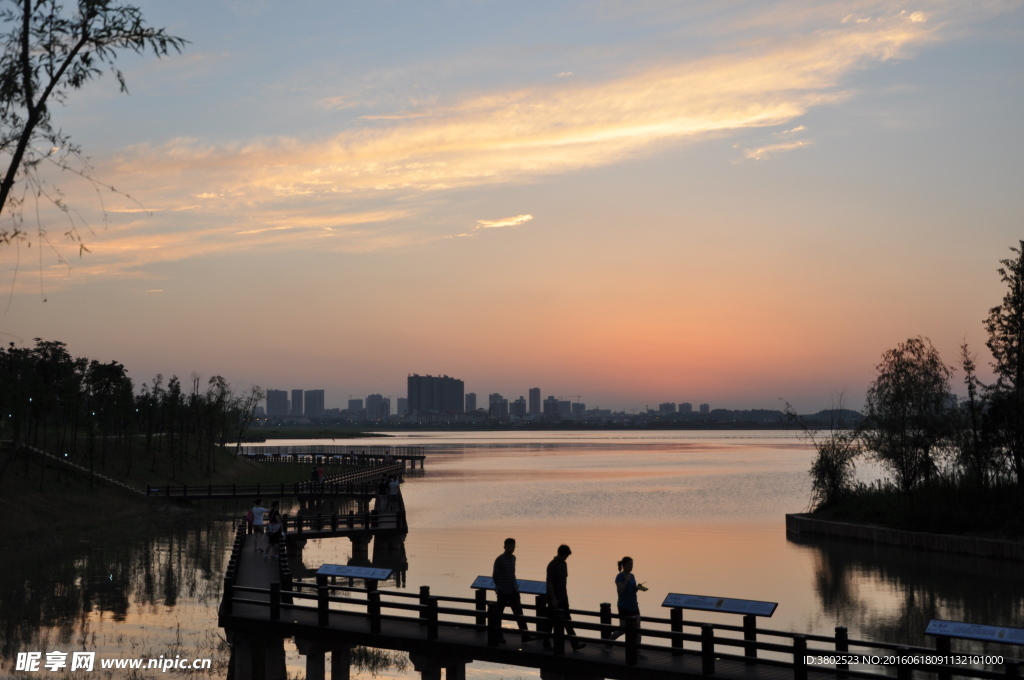 夜幕降临的 松雅湖