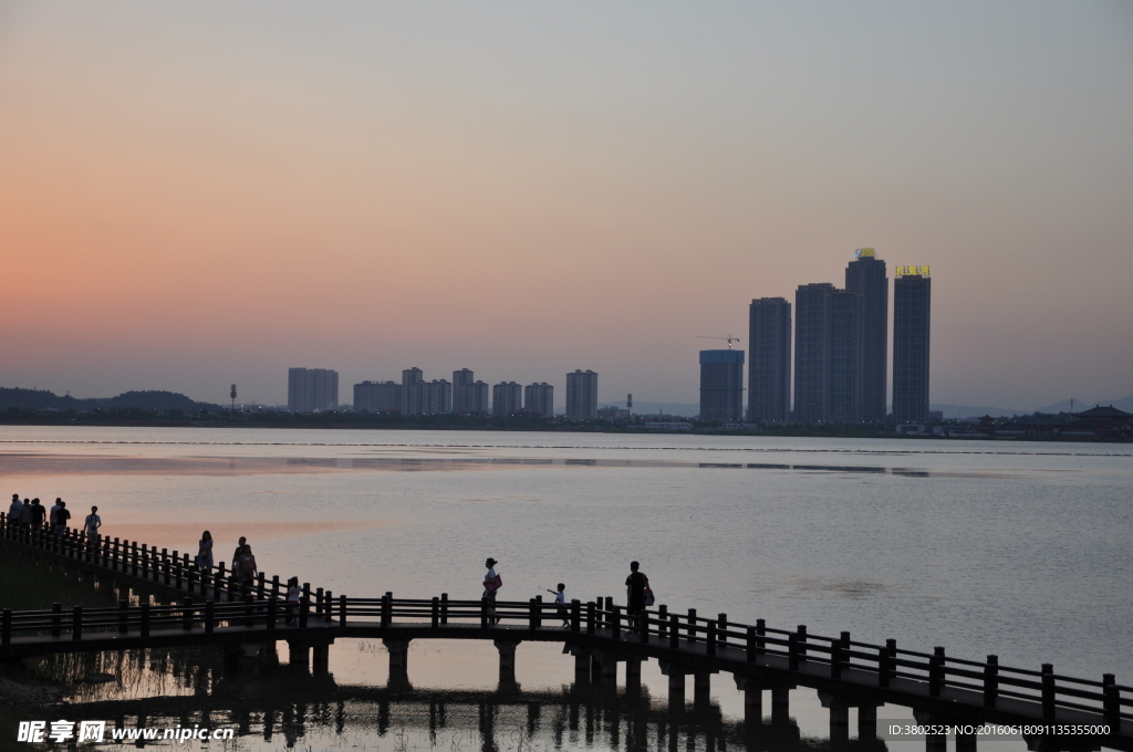 夜幕降临的松雅湖