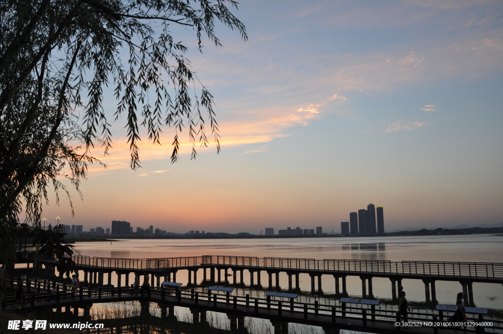 夜幕降临的松雅湖