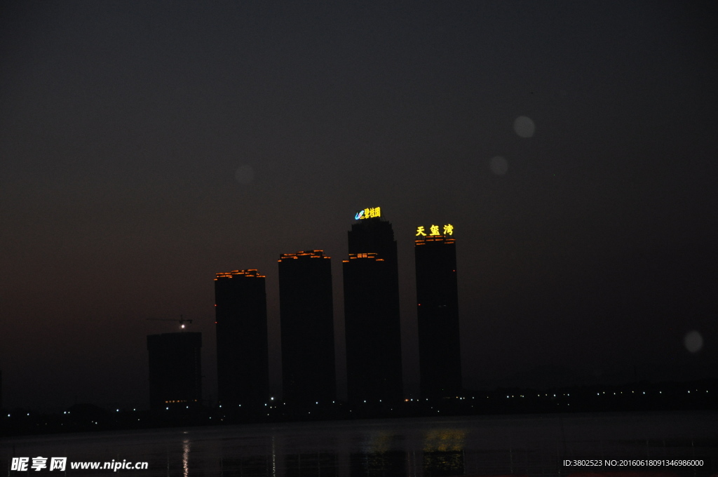 夜幕降临天玺湾