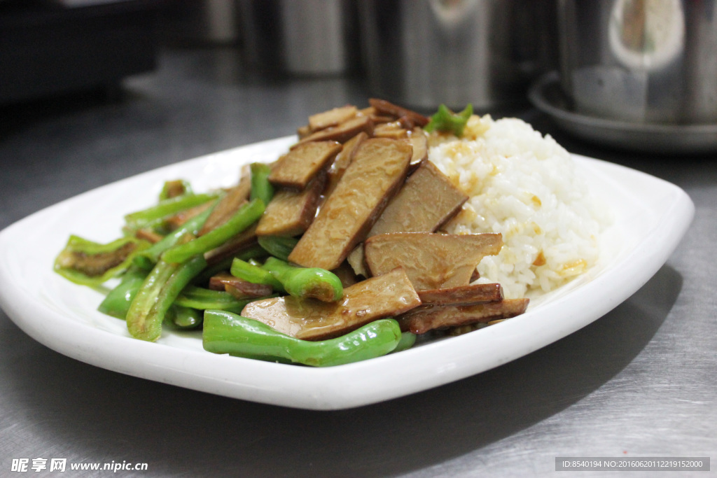 青椒炒香干盖饭