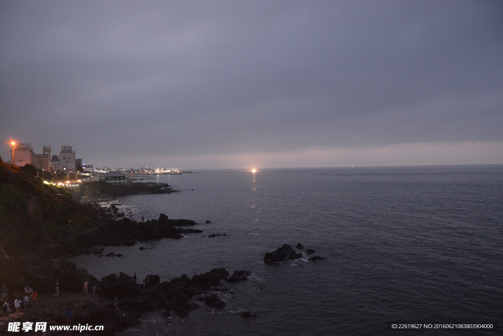 韩国济州岛海滩夜晚