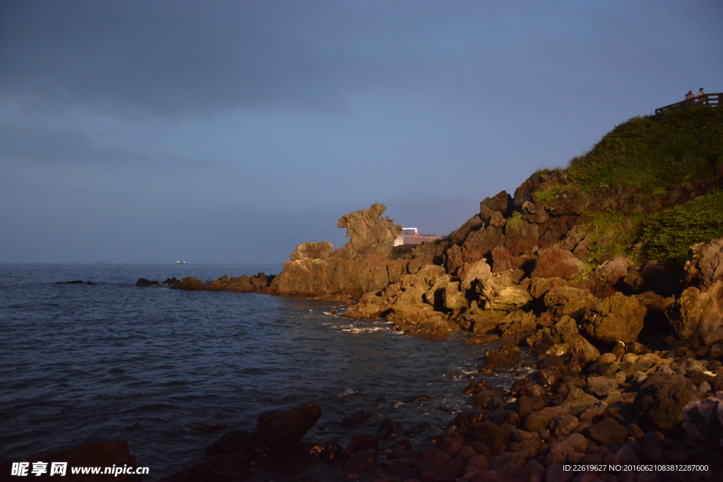 韩国济州岛海滩夜晚