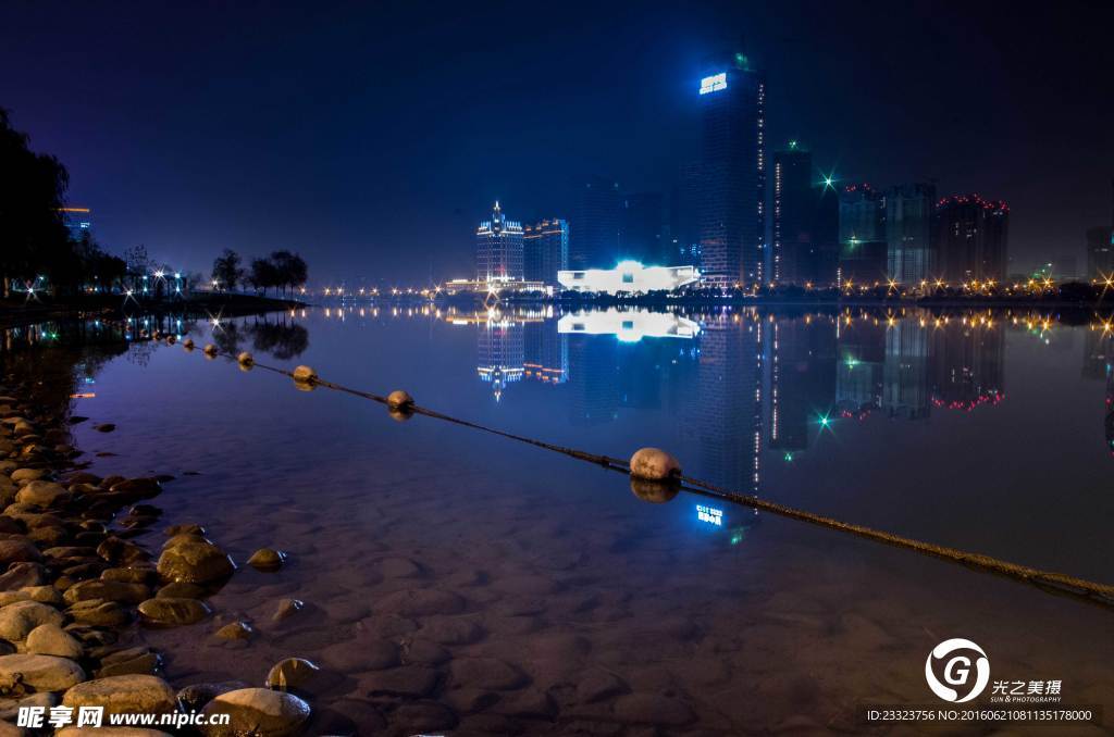 天鹅湖夜景