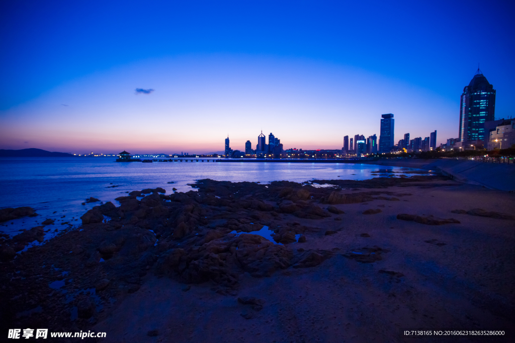 海滨城市夜景