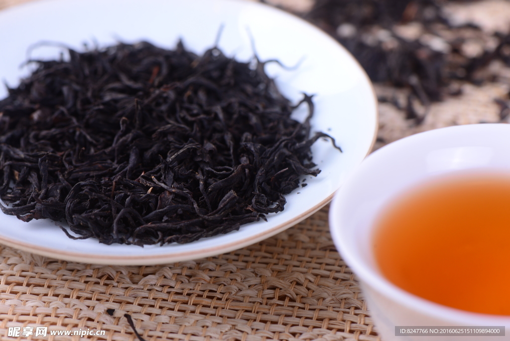 干茶和茶汤特写摄影大图