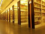 图书馆整齐的书架