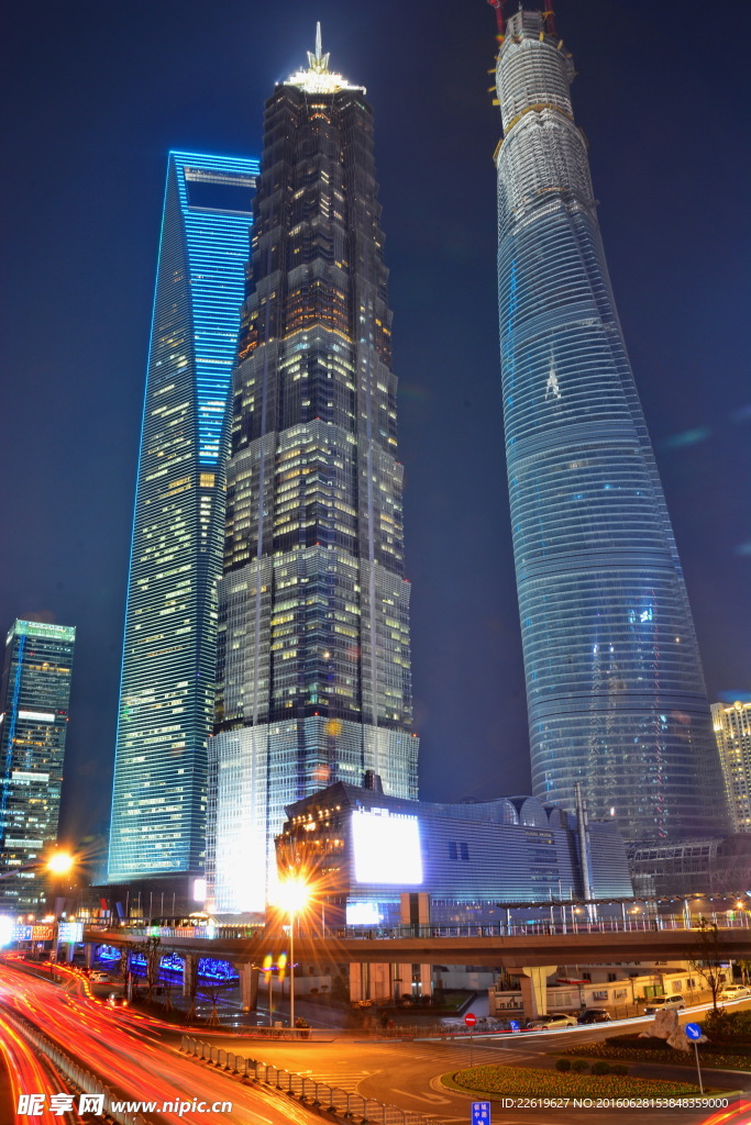 上海三足鼎立夜景