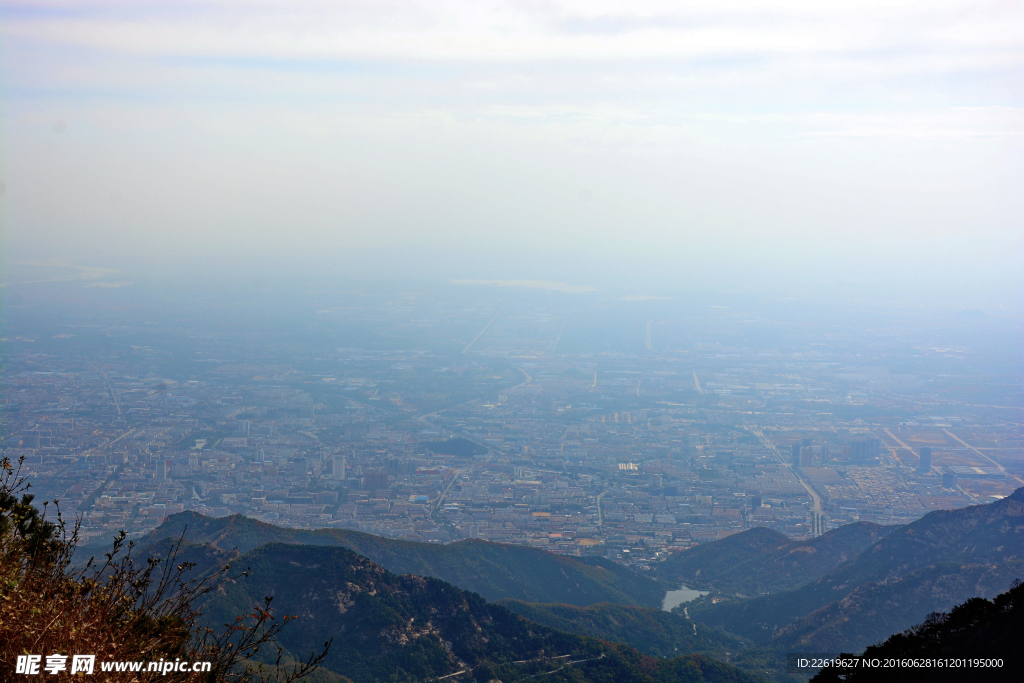 泰山山顶俯视城区