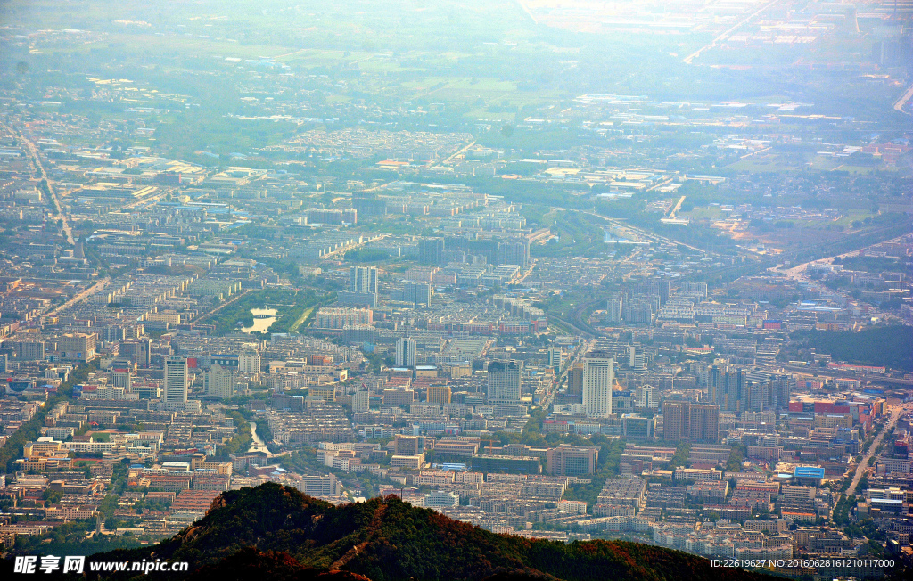 泰山山顶俯视城区
