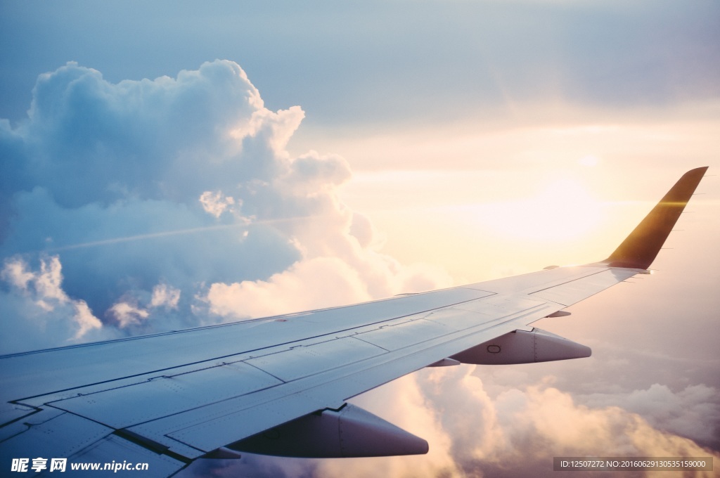 飞机在高空云端上飞行