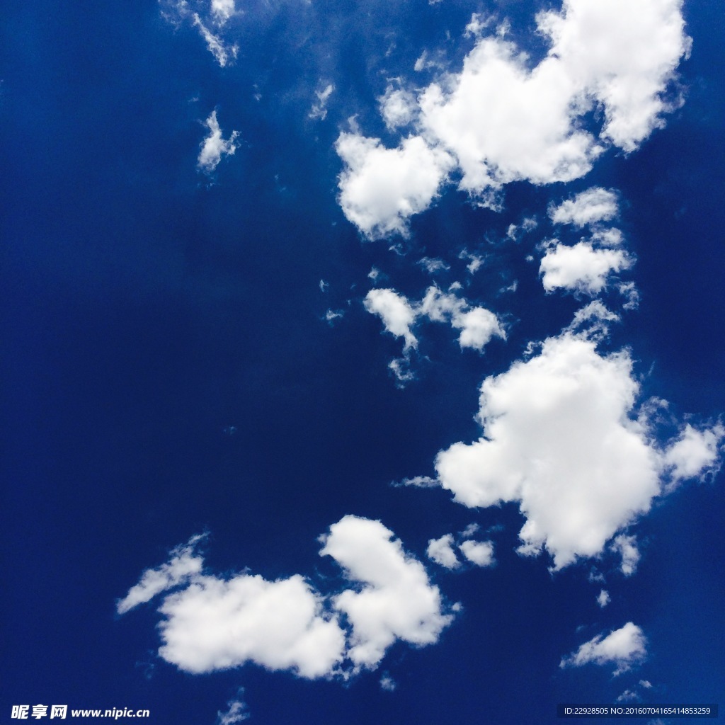 深蓝天空