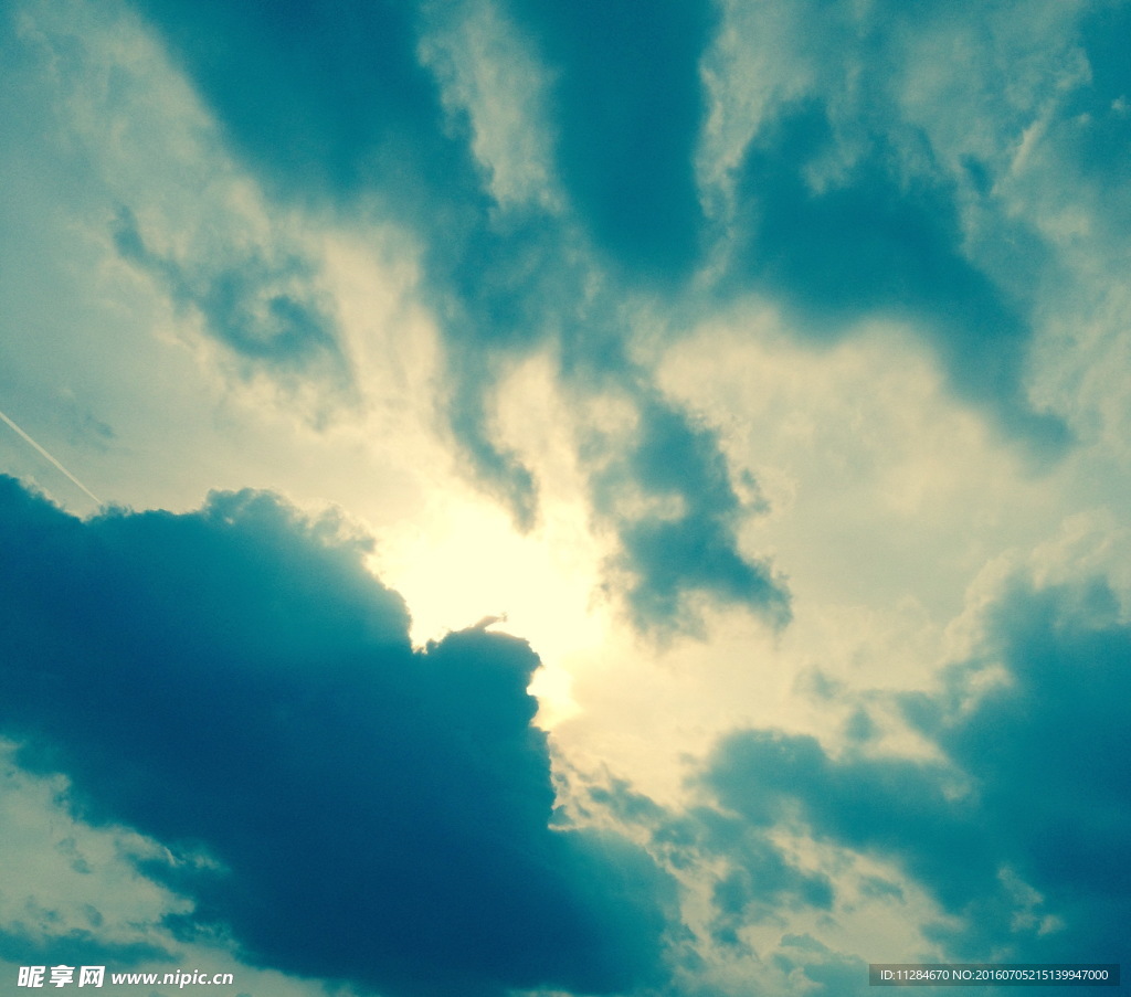 湛蓝色天空