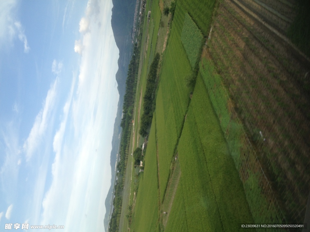 蓝天下的田野