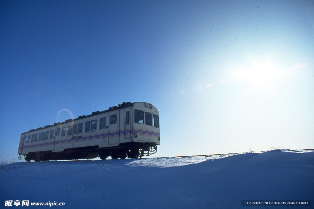 行驶在雪地里的火车