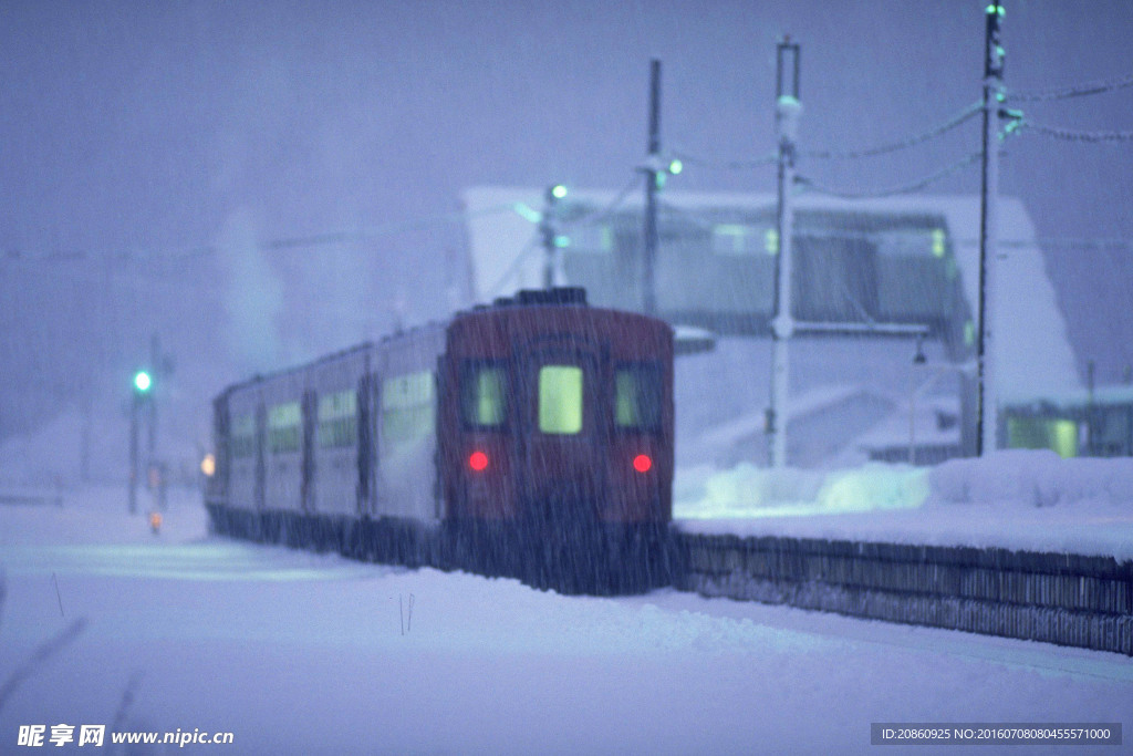 雪地里行驶的火车