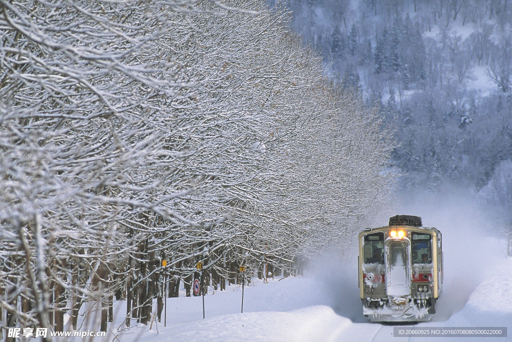 雪地里行驶的火车