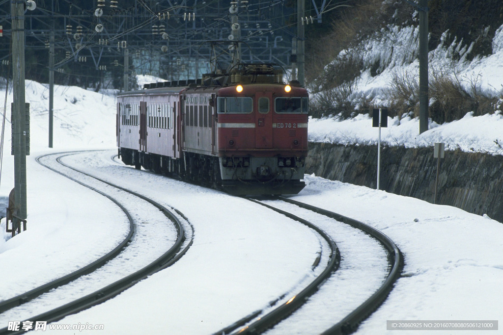 雪地里行驶的火车