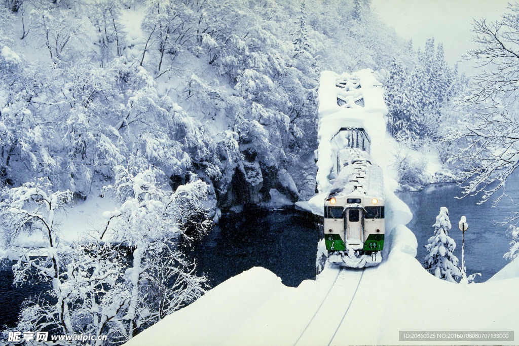 雪地里行驶的火车