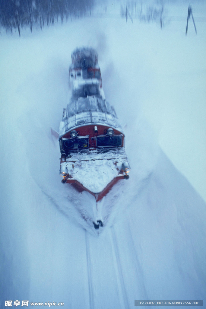 雪地里行驶的火车